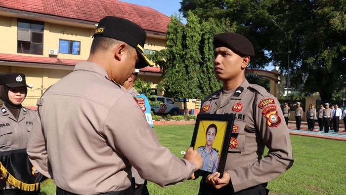 Upacara pemecatan terhadap salah satu oknum polisi di Polres Maros.
