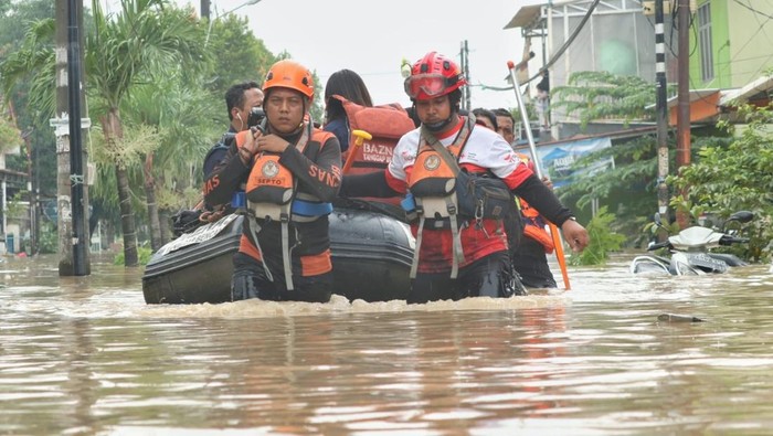 Video Momen Evakuasi Korban Banjir di Bekasi, Digendong Lewat Atap Rumah