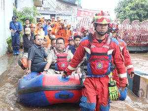 Rano Karno Tinjau Banjir Lebak Bulus, Janji Fokus Benahi Ciliwung