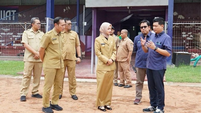 Wali Kota Kediri Vinanda Prameswati saat meninjau Stadion Brawijaya.