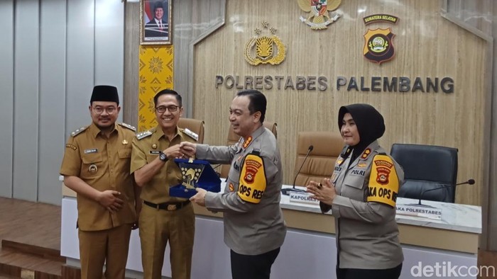 Wali Kota Palembang Ratu Dewa.
