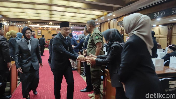 Wali Kota Surabaya Eri Cahyadi di Gedung DPRD Sidoarjo
