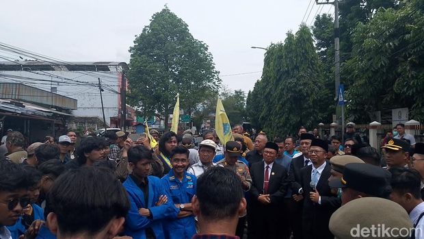 Wali Kota Tasikmalaya Viman Alfarizi saat menemui demonstran di depan Kantor DPRD Kota Tasikmalaya.