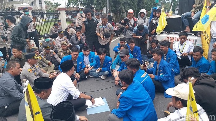 Wali Kota Tasikmalaya Viman Alfarizi saat menemui demonstran di depan Kantor DPRD Kota Tasikmalaya.