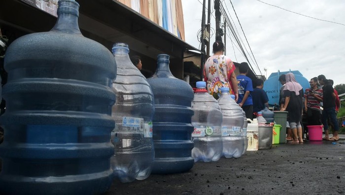 Warga Bogor Antre Distribusi Air Bersih Gegara Pipa Suplai Bocor Warga antre untuk mendapatkan air bersih saat pendistribusian air bersih di Kelurahan Batu Tulis, Kota Bogor, Jawa Barat, Selasa (4/3/2025). Pendistribusian air bersih yang dilakukan Perumda Tirta Pakuan Kota Bogor tersebut karena dampak pipa bocor akibat jalan ambles di Batu Tulis sehingga suplai air bersih ke pelanggan mengalami gangguan. ANTARA FOTO/Arif Firmansyah/agr
