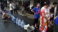 Warga antre untuk mendapatkan air bersih saat pendistribusian air bersih di Kelurahan Batu Tulis, Kota Bogor, Jawa Barat, Selasa (4/3/2025).   