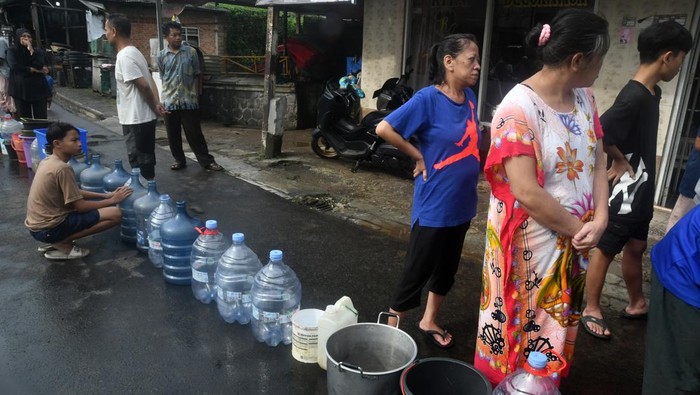Warga antre untuk mendapatkan air bersih saat pendistribusian air bersih di Kelurahan Batu Tulis, Kota Bogor, Jawa Barat, Selasa (4/3/2025). Pendistribusian air bersih yang dilakukan Perumda Tirta Pakuan Kota Bogor tersebut karena dampak pipa bocor akibat jalan ambles di Batu Tulis sehingga suplai air bersih ke pelanggan mengalami gangguan. ANTARA FOTO/Arif Firmansyah/agr