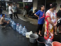 Warga Bogor Antre Distribusi Air Bersih Gegara Pipa Suplai Bocor