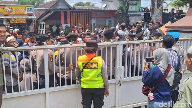 Warga demo PN Bondowoso
