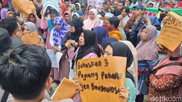 Warga demo PN Bondowoso