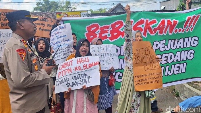 Warga demo PN Bondowoso