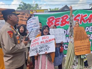 Warga Gelar Demo Beri Dukungan Moral Rekan yang Disidang di PN Bondowoso