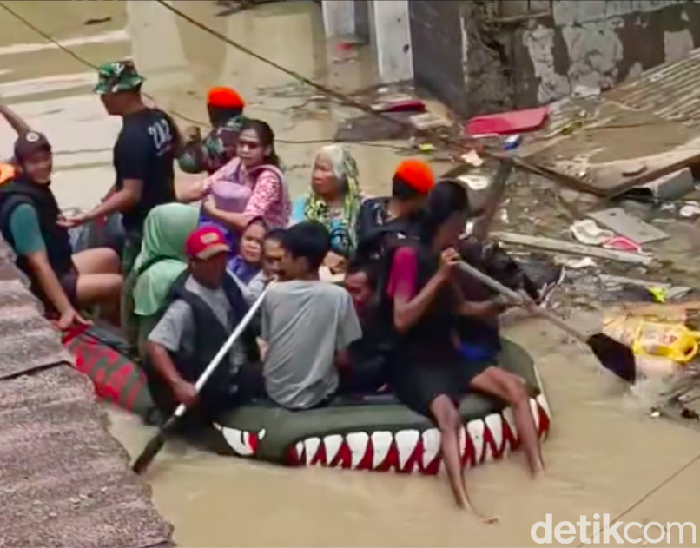 Warga Kecamatan Jatiasih, Kota Bekasi mengatakan banjir di rumahnya sudah berangsur surut. Dia mengatakan banjir sempat setinggi hampir 4 meter. (dok Pribadi/E Emilia)