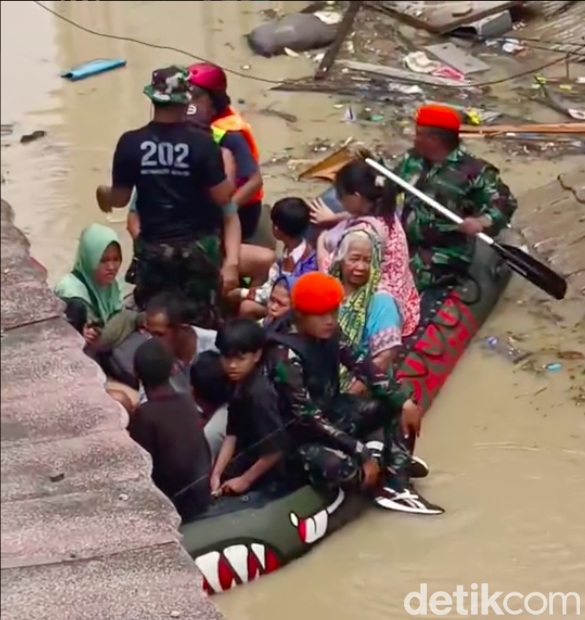 Warga Kecamatan Jatiasih, Kota Bekasi mengatakan banjir di rumahnya sudah berangsur surut. Dia mengatakan banjir sempat setinggi hampir 4 meter. (dok Pribadi/E Emilia)