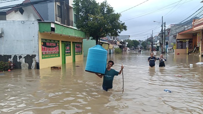 Warga menyelamatkan hewan peliharaan dari banjir