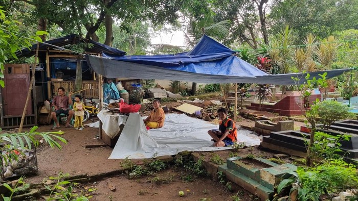 Warga Pejaten Timur ngungsi di kuburan akibat banjir (Taufiq/detikcom)