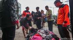 Warga Terdampak Banjir PGP Bekasi Antre Baju Laik Pakai