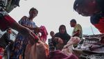 Warga Terdampak Banjir PGP Bekasi Antre Baju Laik Pakai