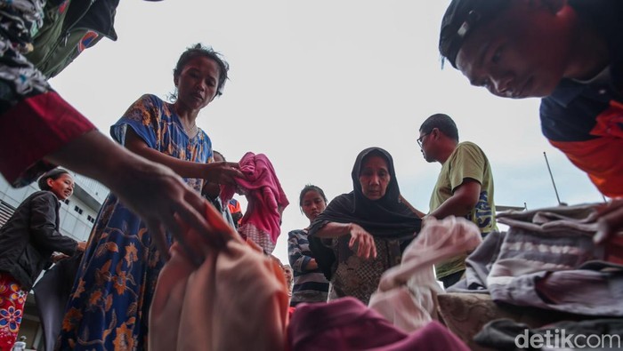 Sejumlah warga antre baju laik pakai di Posko Pengungsian BNPB, Jatiasih, Bekasi, Selasa (4/3/2025).