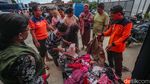 Warga Terdampak Banjir PGP Bekasi Antre Baju Laik Pakai