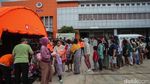 Warga Terdampak Banjir PGP Bekasi Antre Baju Laik Pakai