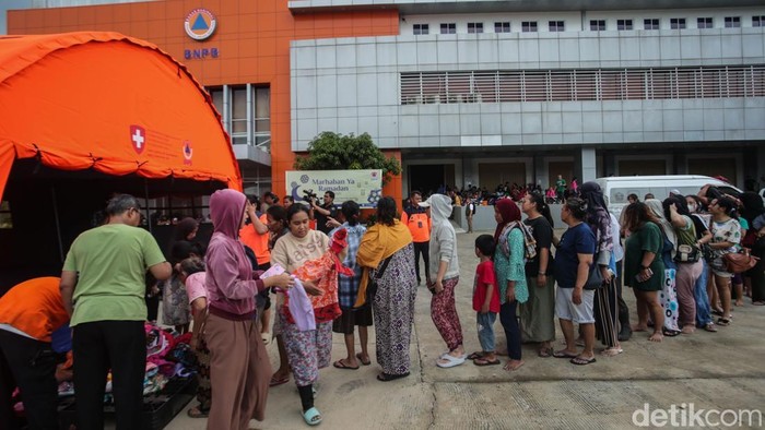 Warga Terdampak Banjir PGP Bekasi Antre Baju Laik Pakai Sejumlah warga antre baju laik pakai di Posko Pengungsian BNPB, Jatiasih, Bekasi, Selasa (4/3/2025).