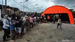 Warga Terdampak Banjir PGP Bekasi Antre Baju Laik Pakai