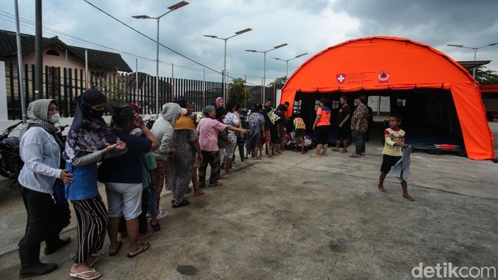 Sejumlah warga antre baju laik pakai di Posko Pengungsian BNPB, Jatiasih, Bekasi, Selasa (4/3/2025).
