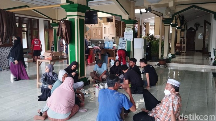 Warga Vila Nusa Indah 2 mengungsi akibat banjir. (Maulana/detikcom)