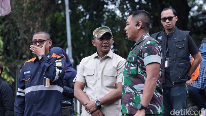 Wawalkot Jenal Mutaqin (tengah) didampingi Dandim 0606 Kota Bogor Letkol Dwi Agung Prihanto (kanan), meninjau lokasi jalan amblas dekat Stasiun Batutulis. (Sholihin/detikcom)