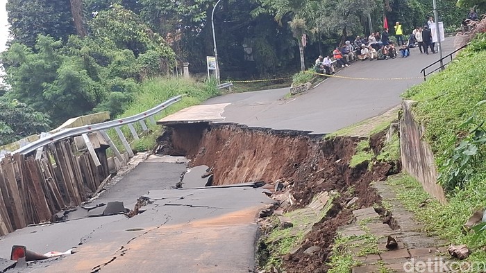 Wawalkot Jenal Mutaqin (tengah) didampingi Dandim 0606 Kota Bogor Letkol Dwi Agung Prihanto (kanan), meninjau lokasi jalan amblas dekat Stasiun Batutulis. (Sholihin/detikcom)