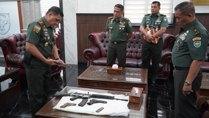 4 pucuk senjata sisa konflik serta 2 magazin diserahkan warga Kecamatan Pasie Raja ke TNI. (Foto:  dok Kodam IM).