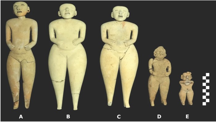 'Action figure' keramik berusia 2.400 tahun ditemukan di atas piramida El Salvador 'Action figure' keramik berusia 2.400 tahun ditemukan di atas piramida El Salvador