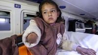 Jori Abu Tueima, warga Palestina berusia 7 tahun, yang terluka duduk di dalam ambulans yang berjalan di perbatasan Jembatan Raja Hussein, Yordania, Selasa (4/3/2025).  