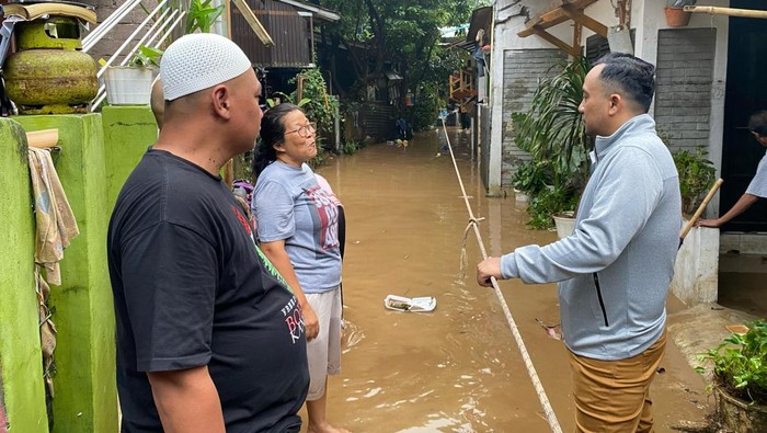 Anggota DPRD DKI Jakarta Ahmad Moetaba meninjau lokasi banjir. (Dok. ist)