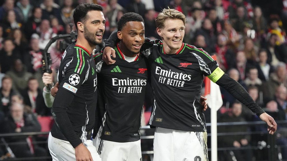 Jurrien Timber (tengah) dalam perayaan gol melawan PSV. (ArsenalFoto: AP/Peter Dejong)