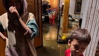 Pengalaman kebanjiran pertama kali. Jadi ngerti bagaimana kehilangan barang2 elektronik ketika banjir dateng. Sofa, kasur semua basah. Karpet jg. Semoga setiap musibah menjadikan kita lebih dewasa lagi. Sayang kalian semua, tulisnya dikutip detikcom, Kamis (6/3/2025). Foto: instagram Baim Wong