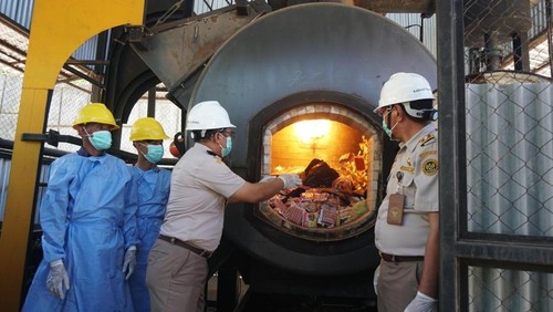 Balai Karantina Hewan, Ikan, dan Tumbuhan Nusa Tenggara Timur (Karantina NTT) memusnahkan 887 kilogram (kg) komoditas dari Timor Leste. (Foto: Dok. Humas Karantina RI)