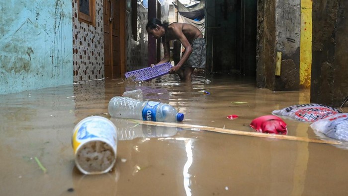 Banjir berangsur surut di Kebon Pala Jakarta Warga membersihkan material yang terbawa banjir di kawasan Kebon Pala, Jatinegara, Jakarta, Rabu (5/3/2025). Banjir yang melanda kawasan tersebut mulai berangsur surut sehingga warga mulai membersihkan sisa lumpur dan sampah material yang terbawa banjir. ANTARA FOTO/Sulthony Hasanuddin/nym.
