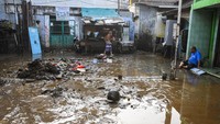 Tampak sampah dan lumpur yang terbawa banjir menumpuk. 