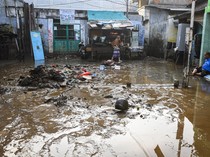 Video: Banjir di Kampung Melayu Mulai Surut, Warga Bersih-bersih