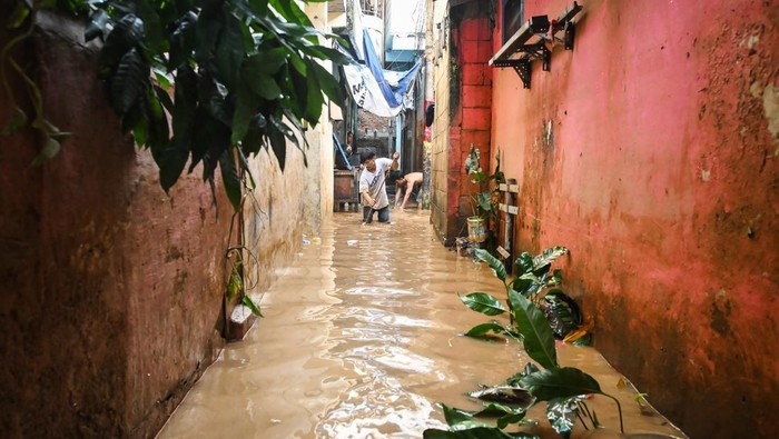 Warga membersihkan material yang terbawa banjir di kawasan Kebon Pala, Jatinegara, Jakarta, Rabu (5/3/2025). Banjir yang melanda kawasan tersebut mulai berangsur surut sehingga warga mulai membersihkan sisa lumpur dan sampah material yang terbawa banjir. ANTARA FOTO/Sulthony Hasanuddin/nym.