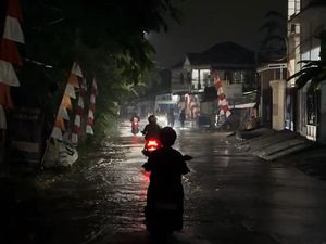 Video: Banjir Masih Merendam Ciledug Indah Tangerang hingga Dini Hari