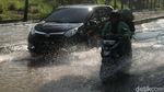 Jalan Menuju Stadion GBLA dan Stasiun Kereta Cepat Terendam Banjir