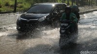 Meski sudah terdapat kolam retensi di wilayah tersebut, banjir di jalan ini masih berulang dan belum ada solusi konkret dari Pemkot Bandung. Padahal akses jalan itu bisa digunakan ke Stadion GBLA, Masjid Al-Jabbar dan Stasiun Kereta Cepat Tegalluar.