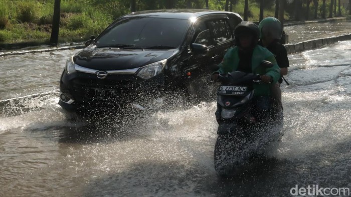 Banjir di jalan menuju Stadion GBLA Kota Bandung.