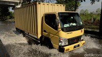 Banjir di jalan ini terjadi karena buruknya drainase. Posisi jalan lebih rendah dibandingkan saluran air.