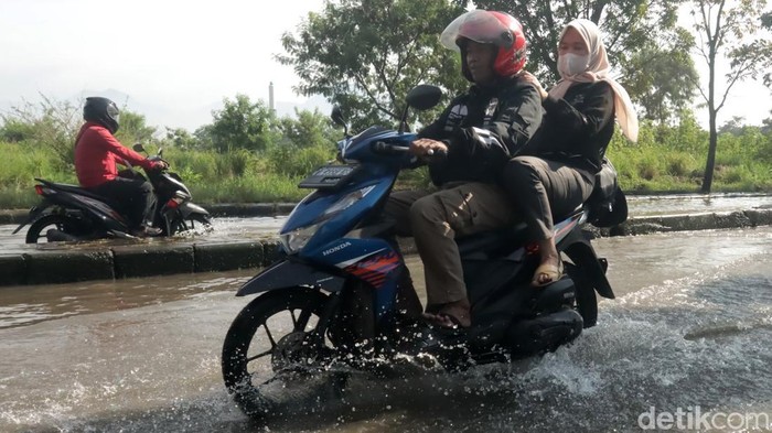 Banjir di jalan menuju Stadion GBLA Kota Bandung. Banjir di jalan menuju Stadion GBLA Kota Bandung.