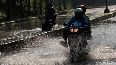 Jalan Menuju Stadion GBLA dan Stasiun Kereta Cepat Terendam Banjir