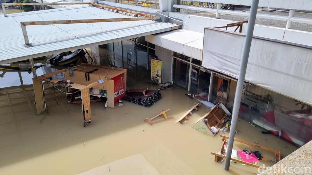 Mega Mall Bekasi Diterjang Banjir, Pedagang Rugi Besar